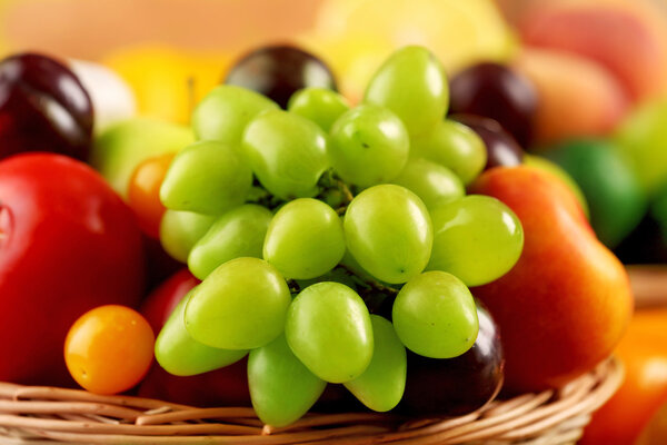 Куча свежих фруктов и овощей в корзине
