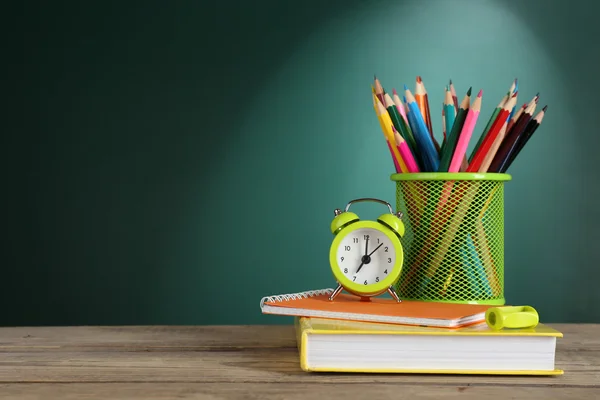 Modèle de retour à l'école sur fond de tableau vert — Photo