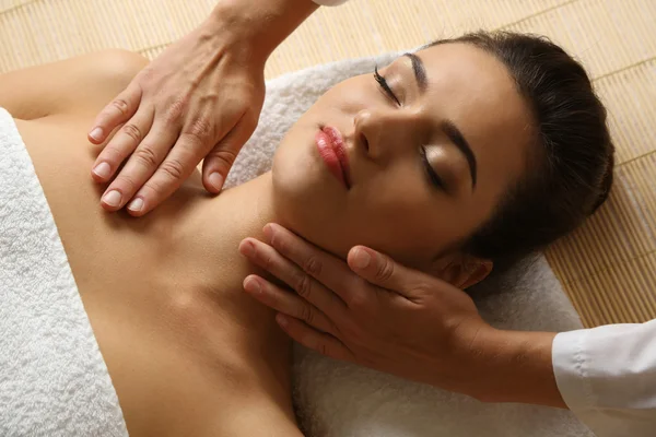 Mujer joven en salón de spa de belleza disfrutando de masaje en la cabeza — Foto de Stock