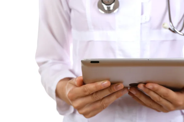 Kadın doktor dijital tablet üzerinde beyaz izole çalışma — Stok fotoğraf