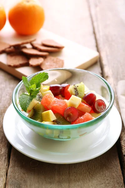 Fruktsallad i glasskål, på trä bakgrund — Stockfoto