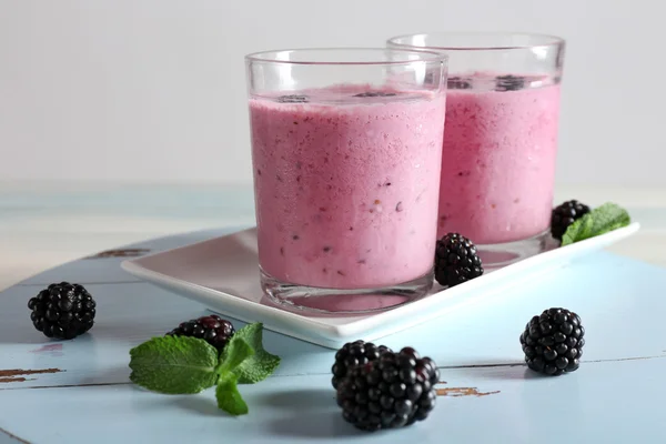 Läckra berry smoothie med björnbär på träbord nära håll — Stockfoto