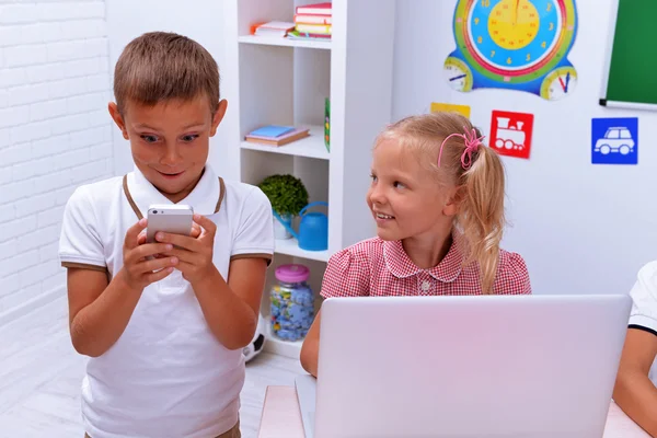 Groupe d'enfants à l'ordinateur portable dans la salle de classe — Photo