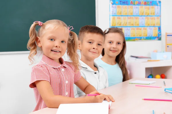 Grupo de niños en el escritorio en el aula —  Fotos de Stock