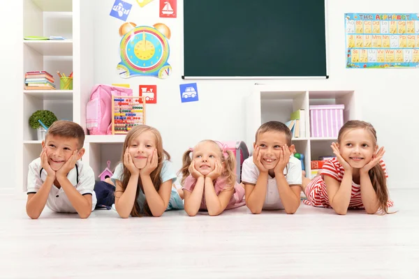 Fila de niños en el piso en el aula — Foto de Stock