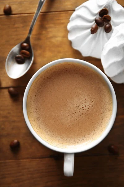 Secangkir kopi dengan zephyr dan kacang-kacangan di atas meja kayu, pemandangan atas — Stok Foto