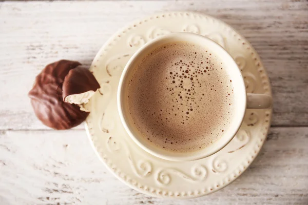 Tazza di caffè con zephyr al cioccolato su tavolo in legno, vista dall'alto — Foto Stock