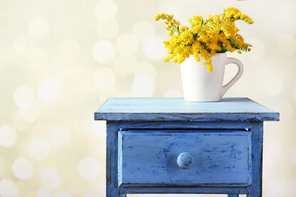 Vackra mimosa blommor på ljus suddig bakgrund — Stockfoto