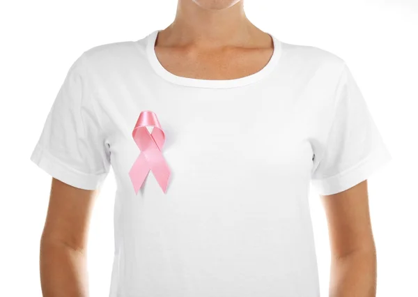 Roze lint teken op vrouwelijke shirt geïsoleerd op wit — Stockfoto