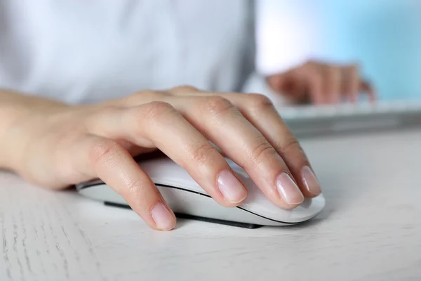 Mano femminile con mouse sul tavolo, primo piano — Foto Stock