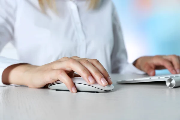 มือผู้หญิงกับเมาส์คอมพิวเตอร์บนโต๊ะ ใกล้ชิด — ภาพถ่ายสต็อก