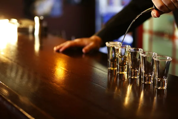 Barman está derramando tequila em vidro — Fotografia de Stock