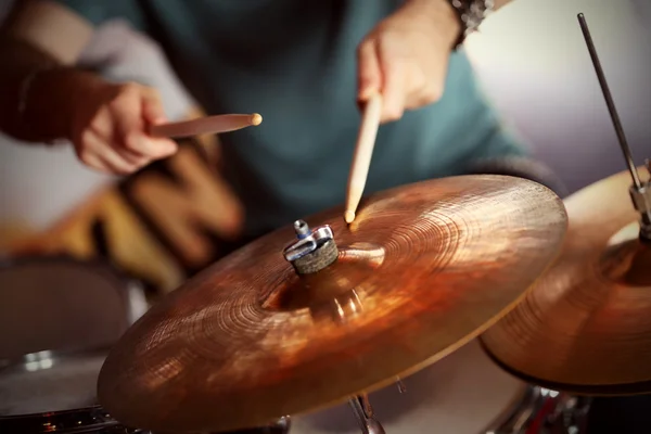 Mano del baterista con palos y tambores, primer plano — Foto de Stock