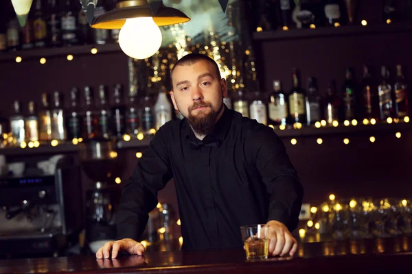 Porträt eines gutaussehenden Barkeepers bei der Arbeit — Stockfoto