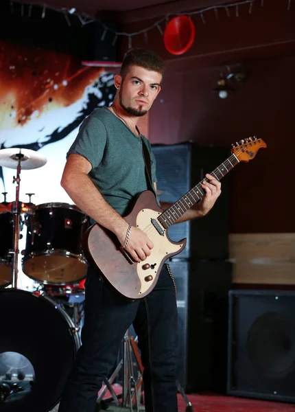 Joven tocando la guitarra eléctrica en el pub —  Fotos de Stock