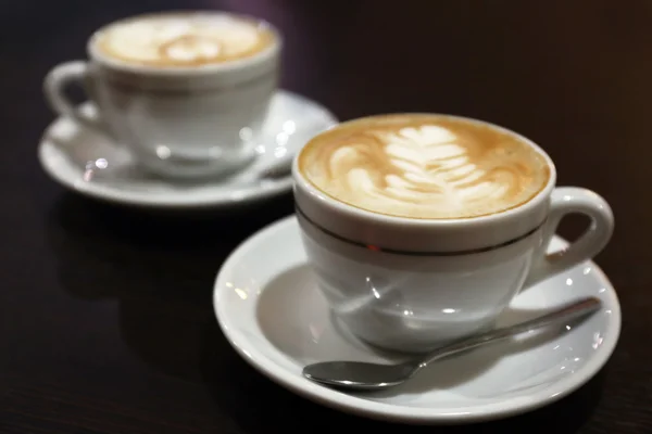 Tassen Kaffee auf Holztisch aus nächster Nähe — Stockfoto