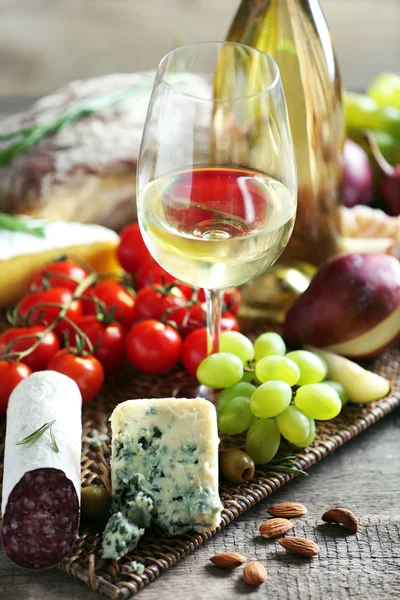 Stilleven met verschillende types van Italiaans eten en wijn — Stockfoto
