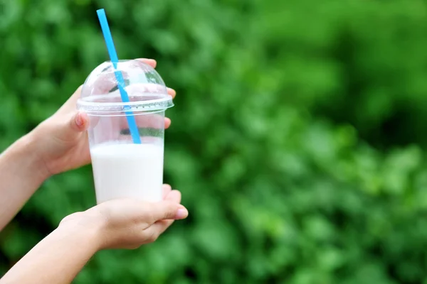 Vrouw met plastic beker — Stockfoto