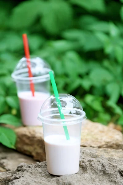 Plastic bekers van milkshake — Stockfoto