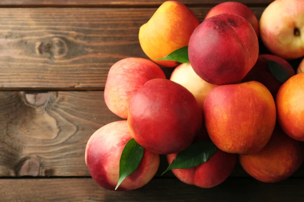 Fresh peaches on wooden background — Stock Photo, Image