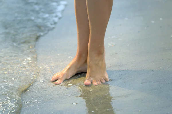 Vrouw die over zandstrand loopt — Stockfoto