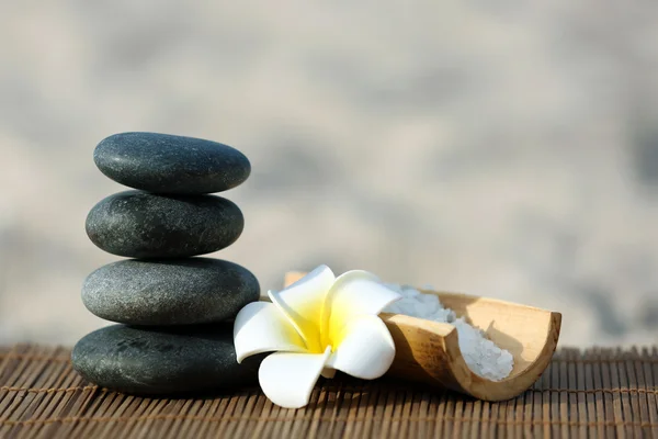 Composición del spa con flores en la playa de arena de cerca —  Fotos de Stock