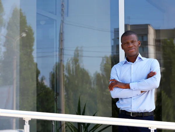 Hombre de negocios afroamericano guapo cerca del centro de negocios — Foto de Stock