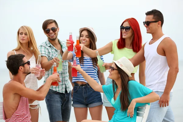 Beaux jeunes gens qui s'amusent sur la plage — Photo