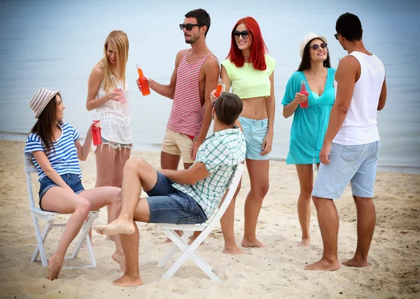 Красивые молодые люди веселятся на пляже — стоковое фото
