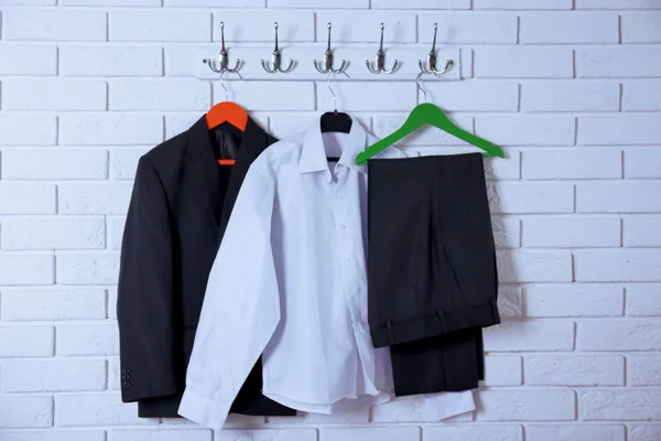 School kleren voor jongen op hanger, op witte muur achtergrond — Stockfoto