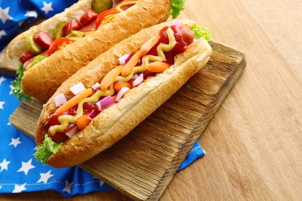 Hot dog freschi su sfondo di legno — Foto Stock