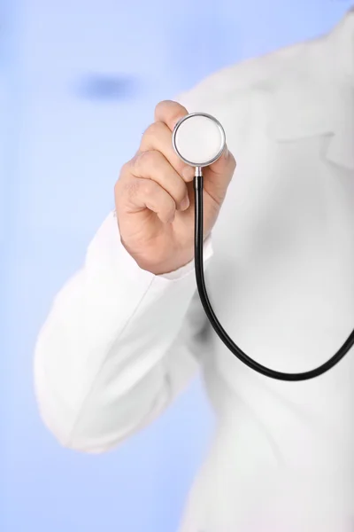 Lekarz z stetoskop w jego miejscu pracy — Zdjęcie stockowe