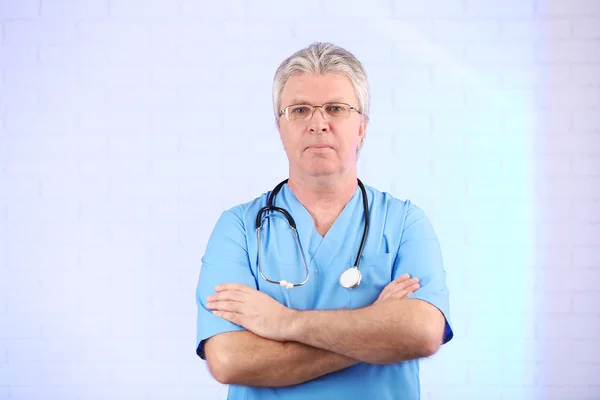 Доктор со стетоскопом на цветном фоне — стоковое фото