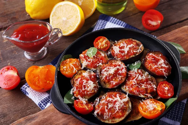 Verduras horneadas en sartén sobre tabla de cortar —  Fotos de Stock