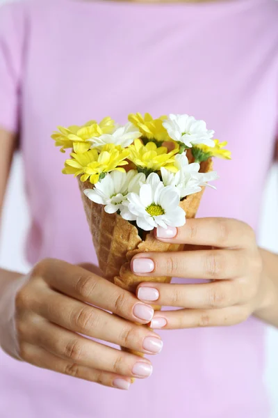 女性の花を持つ — ストック写真