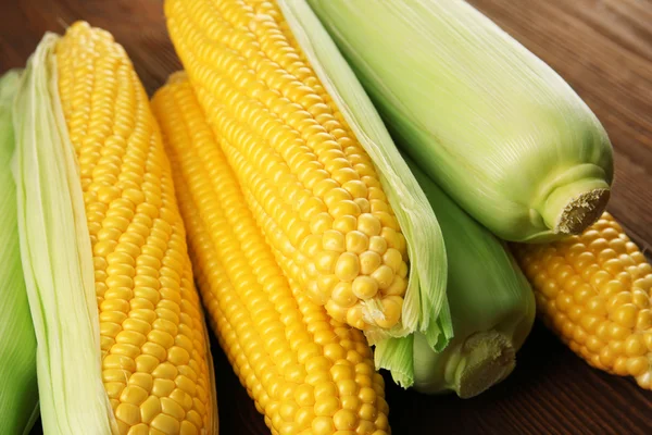 成熟的玉米，木制背景 — 图库照片