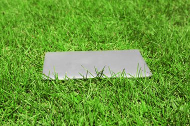 Yeşil çim üstünde laptop