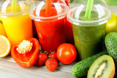 Taze meyve suyu karışımı meyve, parlak zemin üzerine ahşap masa üzerinde sağlıklı içecekler