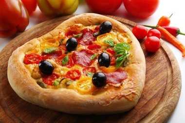 Pizza ve taze sebze closeup kalp şeklinde