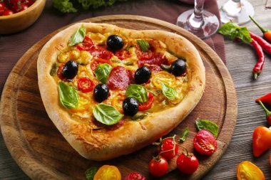 Ahşap masa, tatlı kalp şeklinde pizza servis