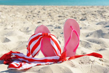 plaj kum üzerinde floplar flip