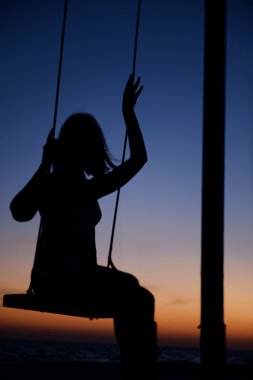 Kadınlar ellerinin üzerinde krem uygulamak