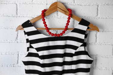 Elbise ve askı kolye