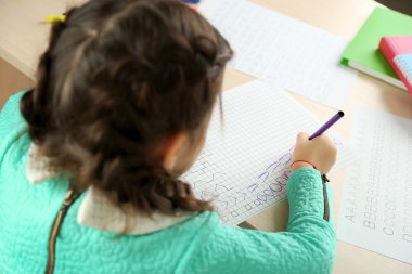 Sevimli küçük kız onun ödev, yakın çekim