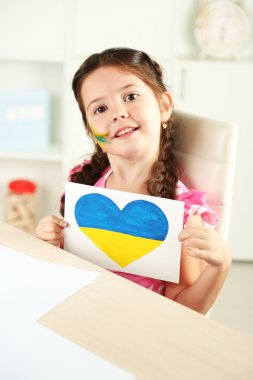 Sevimli küçük kız eve iç arka plan üzerinde resim ile