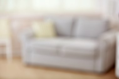 Gri kanepe ile bulanık ev iç