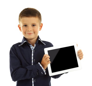 Güzel bir çocuk üzerinde beyaz izole dijital tablet ile