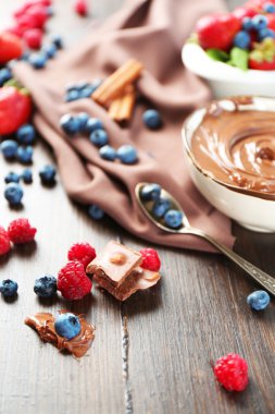 Çikolatalı Krema ve olgun çilek ile güzel kompozisyon