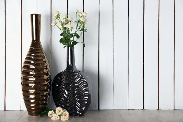 Roses in vase on wooden background — Stock Photo, Image