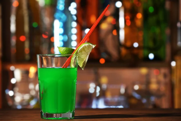 Bicchiere di cocktail sul bancone del bar — Foto Stock